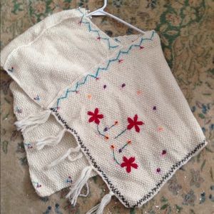 White poncho with flower embroidery